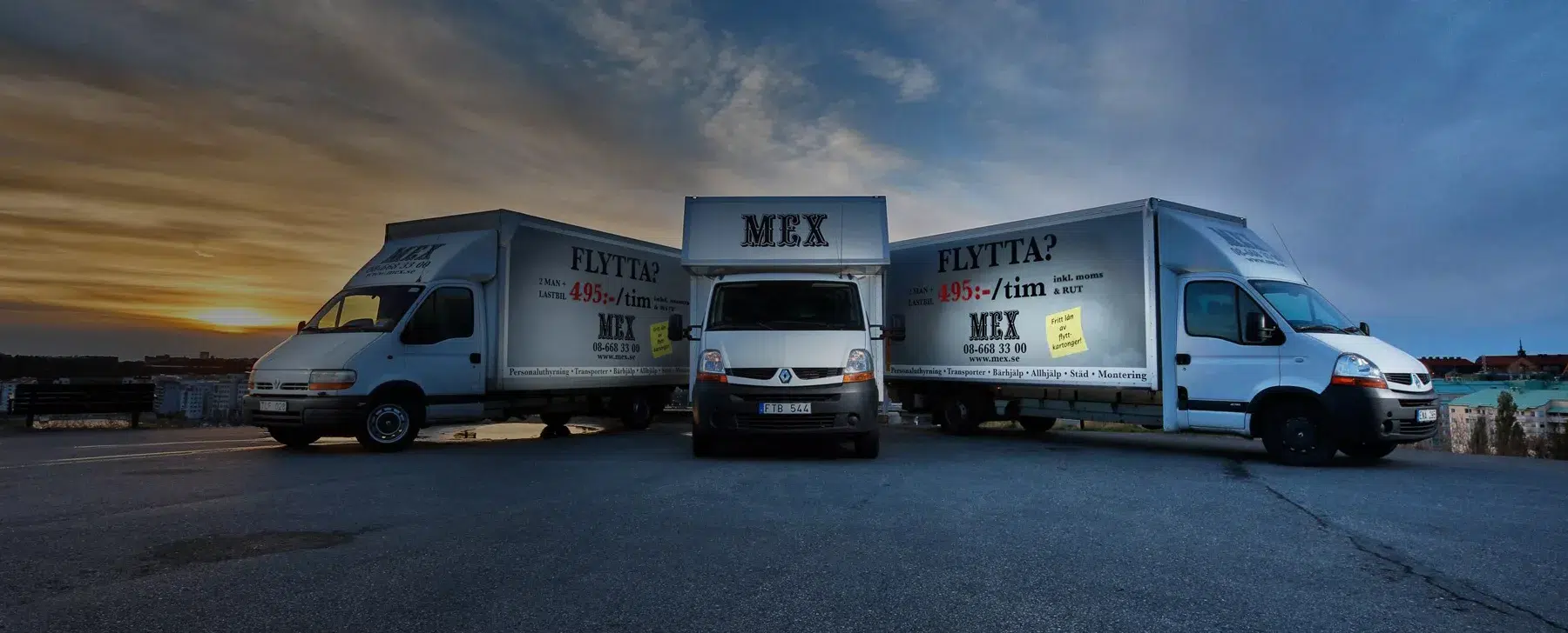 Tre flyttbilar från MEX i solnedgången