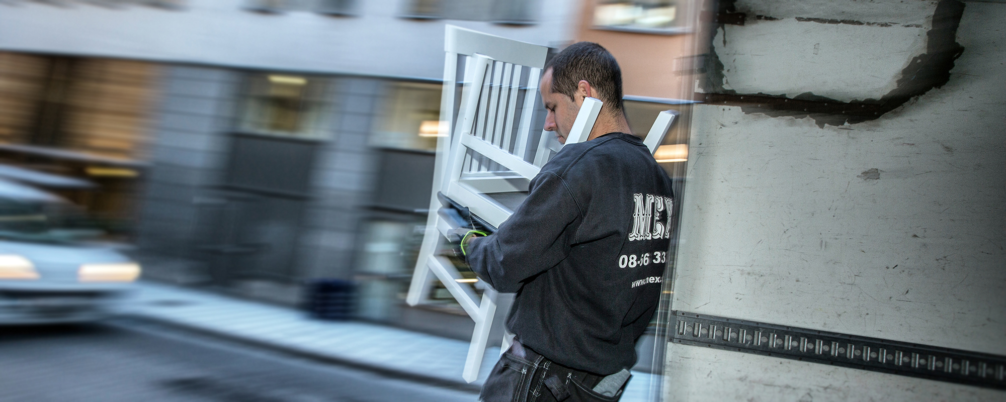 Mex flyttare bär möbler vid bohagsflytt i Stockholm